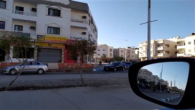 مرسي علم تغرق في الظلام بفرمان من رئيس المدينة