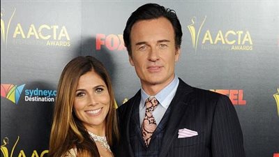 الغموض يحيط بوفاة الممثل الأسترالي جوليان ماكماهون.. وزوجته تلتزم الصمت