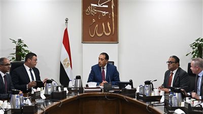 رئيس الوزراء يتابع إجراءات تنفيذ الخطة الاستراتيجية لتحلية مياه البحر