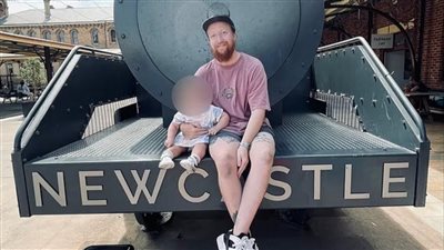 أب تشتعل فيه النار أمام طفلته الصغيرة في مشهد مروع