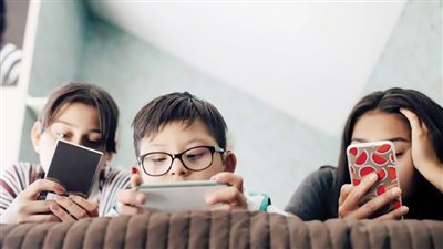 «العزلة الرقمية» تهدد الأسر المصرية