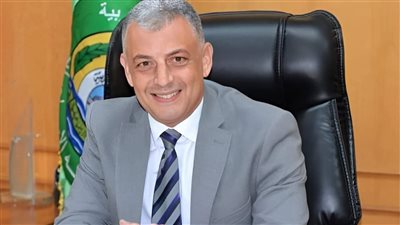 محافظ الإسماعيلية يهنئ أوائل الدبلومات الفنية بالمحافظة