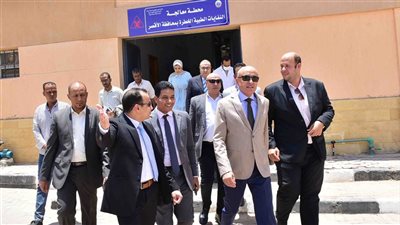 صور| محافظ الأقصر يتفقد مستشفى الحميات ويكرم طبيبًا لبلوغه سن التقاعد 