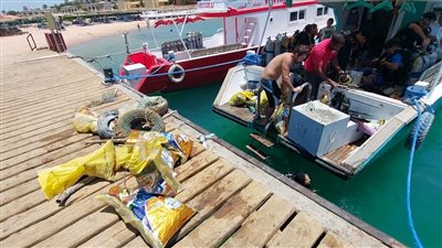 حملة نظافة للشواطى وقاع البحر بمنطقة المركز السياحى بالغردقة