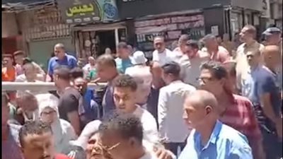 وسط صمت محافظة البحيرة  وغضب الشارع  فيديو لسقوط عمود إنارة بلافته مرشح بدمنهور 