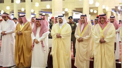 نائب أمير الرياض يؤدي صلاة الجنازة على الأمير الوليد بن خالد بن طلال