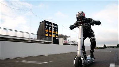  أسرع سكوتر في العالم يجتاح العالم بسرعة 100 ميل في الساعة