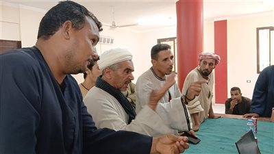 أبناء القرى المحيطة الأولى بالتعيين فى مشروع الطاقة الشمسية بنجع حمادى