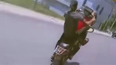ضبط طالب استعرض بدراجة نارية بدون رخصة في البحيرة بعد تداول فيديو يوثق الواقعة