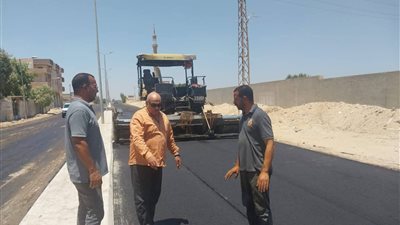 رئيس وادي النطرون يتفقد أعمال رصف طريق مول كتوبة بقرية الحمراء