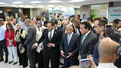 وزير الصحة يتفقد المجمع الطبي ومركز 30 يونيو للكلى بالإسماعيلية