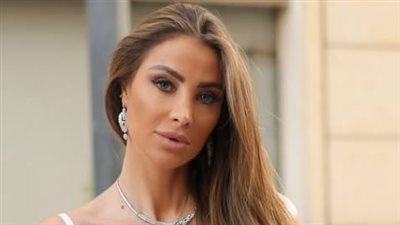 أنابيلا هلال تبرز أنوثتها بلون العشاق (صور)