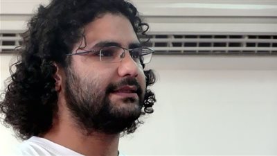رفع اسم علاء عبد الفتاح من قوائم الإرهاب.. تفاصيل