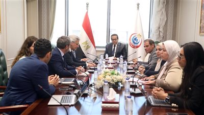  وزير الصحة يبحث مع شركتين سويسرية وفرنسية تصنيع تركيبات غذائية علاجية في مصر
