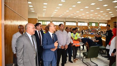 رئيس جامعة أسيوط يتابع اختبارات القدرات بكلية علوم الرياضة 