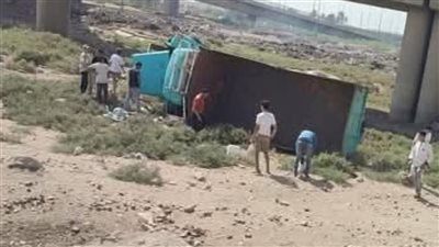 انقلاب سيارة نقل وسقوطها من أعلى الدائري الإقليمي بالعياط  