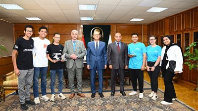 رئيس جامعة أسيوط يستقبل فريق 
