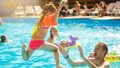 أضرار صحية تكمن في المسابح العامة.. هل بسبب الكلور؟