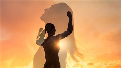 طبيبة توضح أهم الفيتامينات لصحة المرأة