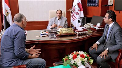 نسب الإنجاز بمستشفيات المحافظة على مائدة إجتماعات محافظ سوهاج