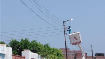 رئيس مدينة شبراخيت يتابع أعمال صيانة كشافات الإنارة بالمقار الانتخابية 