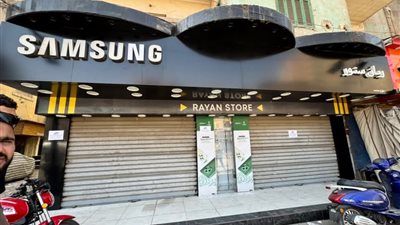 تجار المحمول بالشرقية يغلقون محالهم احتجاجًا على قرار مفاجئ لـ «تنظيم الاتصالات»