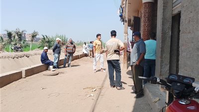 مواطن يعطل مشروع الصرف الصحي في عزبة الباذرجى بطوخ.. والأهالي يصرخون: نغرق في المجاري