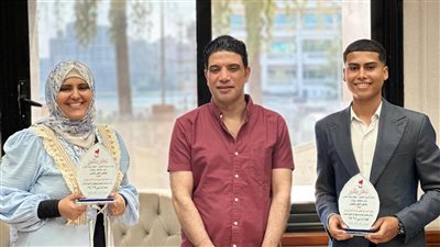 نائب محافظ سوهاج يُكرم سيدة وابنها اجتازا الثانوية العامة بإرادة تُدرّس