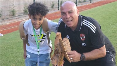  أحمد محمد فؤاد أمين يهدي لاعبي النادي الأهلي “نسر الأهلي”