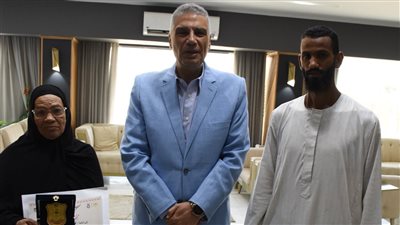 محافظ أسوان يكرم 