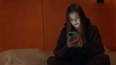 دراسة تحذر من ضوء الشاشات الأزرق على البشرة.. كيف تحمي نفسك؟