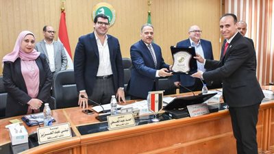 محافظ الشرقية يكرم وكيل الصحة بعد تحقيق نقلة نوعية في الخدمات الطبية 