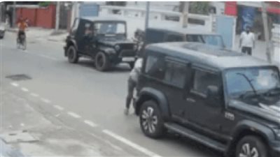 دهس وهرب.. شاب يرجع بسيارته للخلف عمدًا ليصدم مسنًا ويفر هاربًا