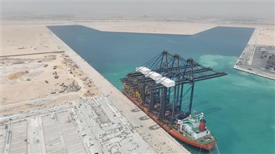 رصيف محطة هاتشيسون رقم 1 بميناء السخنة السفينة يستقبل ZHEN HUA 36 على متنها 3 أوناش رصيف عملاقة