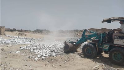 إزالة أعمدة خرسانية ومباني وأسوار مخالفة بالبحيرة