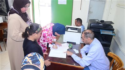 طلاب المرحلة الأولى بالثانوية العامة يسجلون رغباتهم بمعامل تنسيق جامعة سوهاج