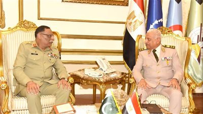 وزير الدفاع يناقش التعاون العسكري مع رئيس هيئة الأركان الباكستانية