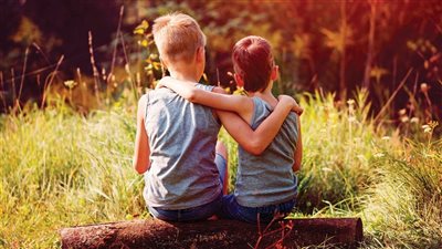 في اليوم العالمي للصداقة.. كيف تختار صديقًا وفيًّا؟ (شاهد)