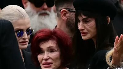 ابنة أوزي أوزبورن تظهر بعد سنوات من الاختفاء في جنازة النجم الشهير 