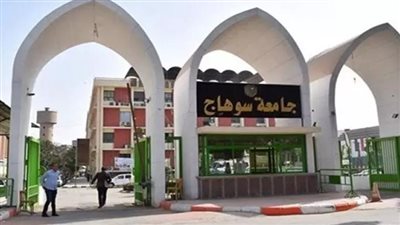 رئيس جامعة سوهاج يعلق على واقعة الرسوم الجماعي في كلية الطب (فيديو)