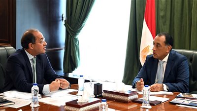  رئيس الوزراء يُتابع مع وزير المالية موقف سداد المستحقات المتأخرة للمصدرين