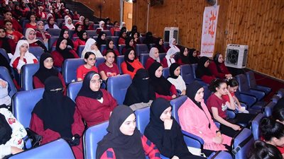 712 طالبة يشاركن في دورات التربية الوطنية بجامعة سوهاج