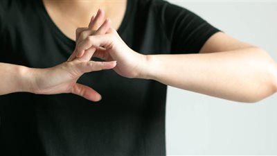 احذر.. فرقعة الأصابع قد تقودك إلى غرفة العمليات