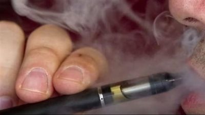 انفجار سيجارة إلكترونية يصيب شابًا بحروق خطيرة في مشهد صادم بميسانو