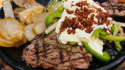 طريقة عمل شرائح اللحم بالبصل والفلفل