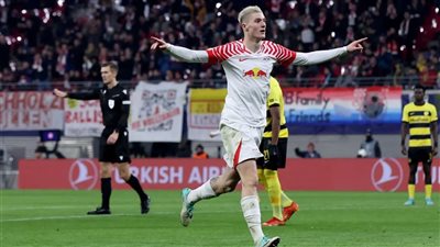 مستقبل بينجامين سيسكو.. نيوكاسل يُزاحم اليونايتد