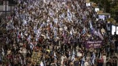 آلاف الإسرائيليين يتظاهرون وسط تل أبيب للضغط على الحكومة لإنجاز صفقة تبادل