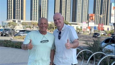 رئيس فيفا يتجول في مدينة العلمين