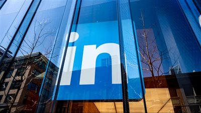 LinkedIn تُحدث سياسة المحتوى وتحذف بندًا يخص حماية المتحولين