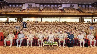 وزير الدفاع يلتقي عددًا من مقاتلي الجيش الثاني الميداني وكلية الضباط الاحتياط